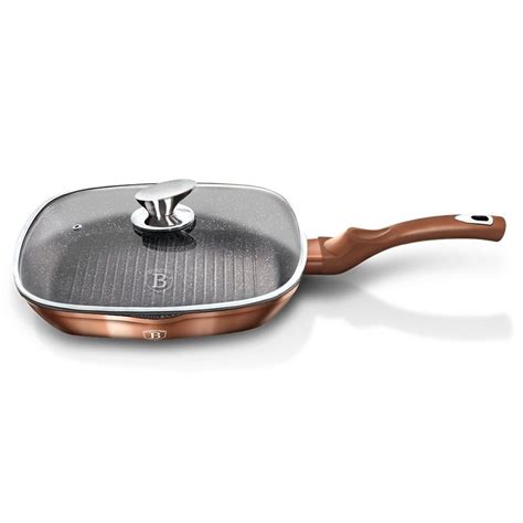 Panvica s pripravenou palacinkou