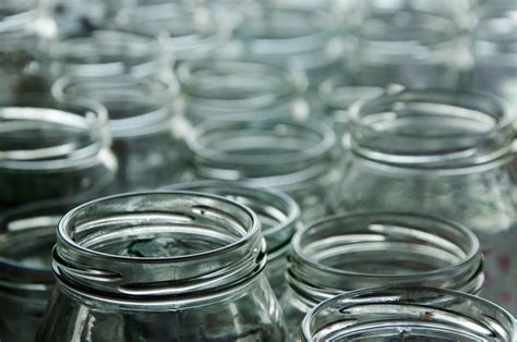 Proces sterilizácie pohárov v hrnci