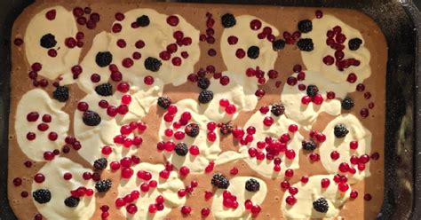 Misky s tvarohovou plnkou a ovocím