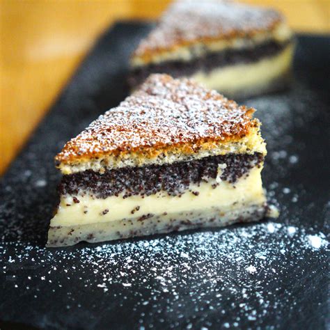 hotový tvarohovo-jogurtový koláč posypaný práškovým cukrom