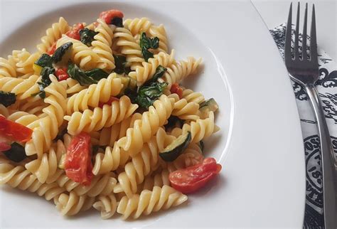 Servírované čínske cestoviny so zeleninou a sezamom