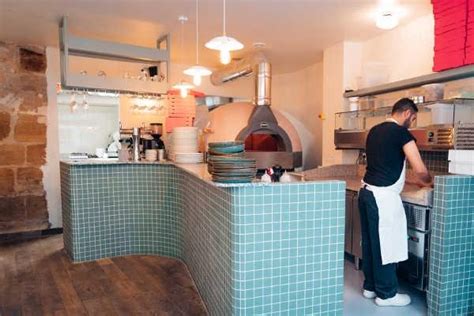 Interiér pizzerie s pizzou