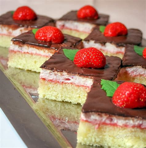 Jahodové rezy na tanieri