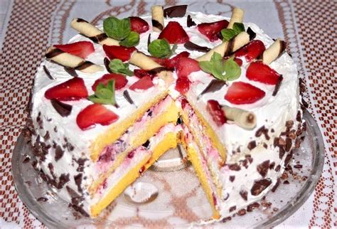 Farebná torta s jahodami