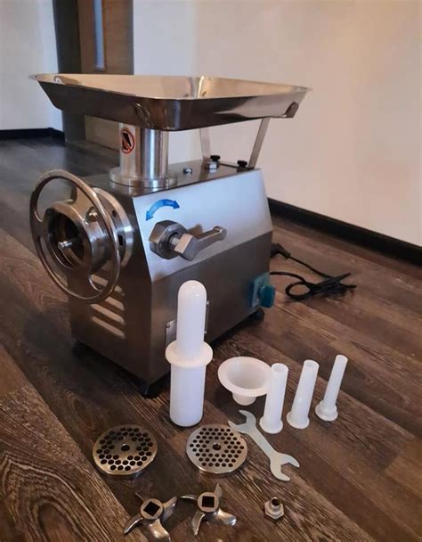 Mäsový mlynček pri práci