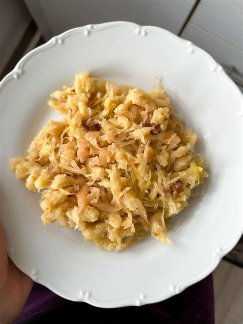 Tanier s jaternicami a kyslou kapustou