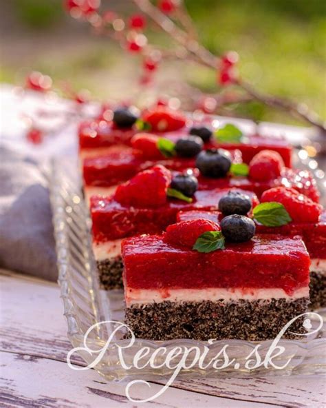 Nepečený tvarohovo-mascarpone koláč s jahodovou polevou