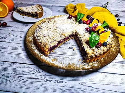 Servírovanie tvarohovo-mascarpone koláča s ovocím