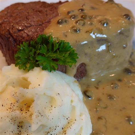 Servírovaný hovädzí steak s hubovou omáčkou a zemiakovou kašou