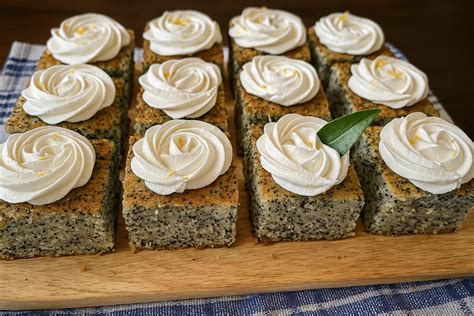 Koláž rôznych druhov makových koláčov