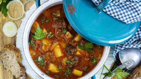 Tradičný slovenský guláš v kotlíku