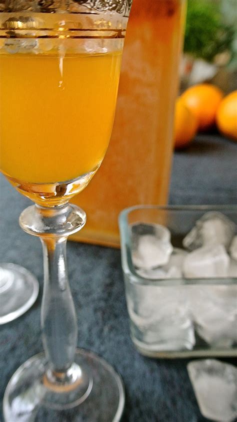 Fľaše s domácim malinovým likérom