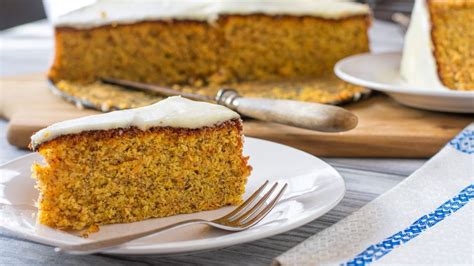 Hotový celozrnný mrkvový koláč