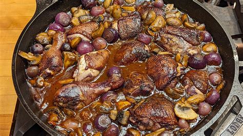 Fľaša červeného vína a ingrediencie na Coq au Vin