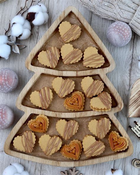 Čerstvo pripravené cesto na medové srdiečka