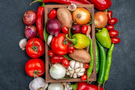 Obrázok rôznych druhov rýb, orechov a zeleniny