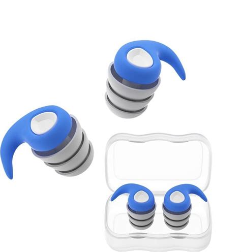 Obrázok osoby používajúcej štuple do uší na koncerte