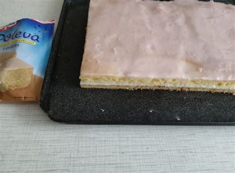 Hotové jogurtové rezy pripravené na krájanie