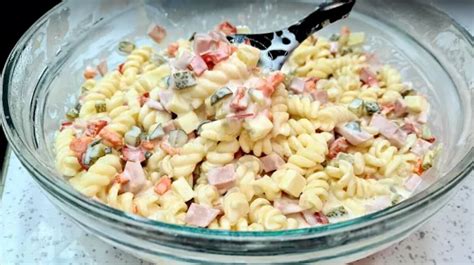 cestovinový šalát s mozzarellou a paradajkami