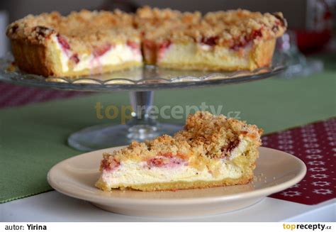 Koláč v reze s jahodami a krémom