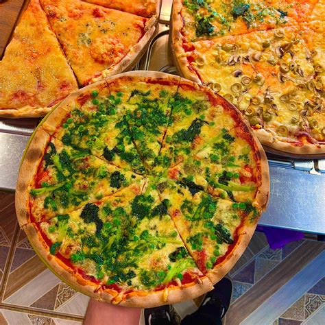 Rôzne druhy chutných pízz z ponuky