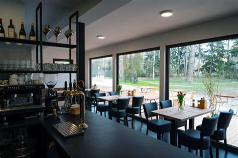 Interiér pizzerie 3Vio s útulnou atmosférou