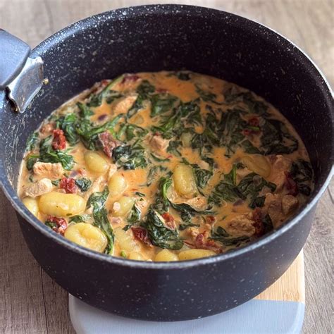 Servírované cestoviny s kuracím mäsom, špenátom a sušenými paradajkami