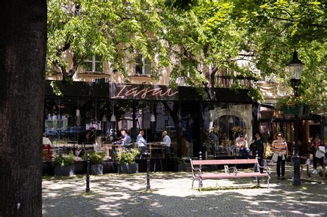 Hviezdoslavovo námestie v Bratislave s reštauráciou IASAI Food Bar & More