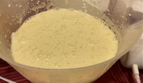 Mlieko, vajcia, múka a ďalšie ingrediencie na cesto na palacinky v miskách