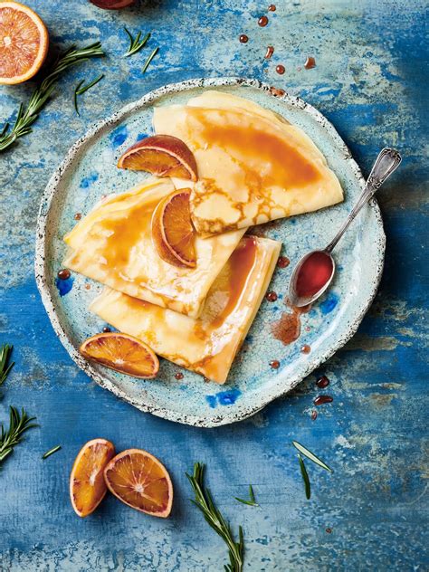 Karamelizovaný cukor s pomarančovou šťavou a maslom v panvici